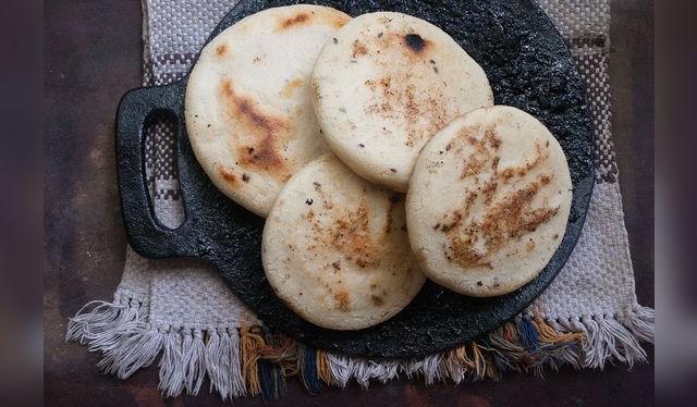 Arepas venezolanas sobre un budare, una especias de plancha metálica o de arcilla donde se cocinan estos panecillos de maíz.    