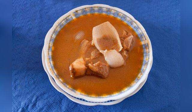 El adobo es una institución de la comunidad arequipeña. El adobo es una institución de la comunidad arequipeña.