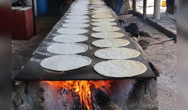 El casabe es una tortilla de y8uca muy consumida por la comunidad shipiba. El casabe es una tortilla de y8uca muy consumida por la comunidad shipiba.