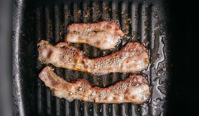 El tocino tiene alto contenido de grasas saturadas; por eso hay que consumirlo moderadamente. El tocino tiene alto contenido de grasas saturadas; por eso hay que consumirlo moderadamente.
