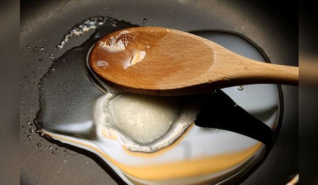 El aceite de coco es una de las pocas fuentes de grasas saturadas de origen vegetal. El aceite de coco es una de las pocas fuentes de grasas saturadas de origen vegetal.