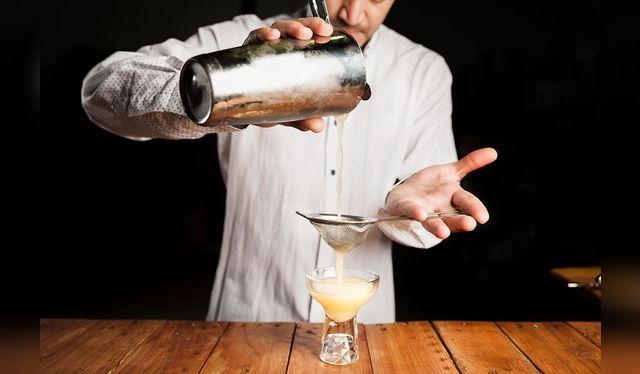 El doble colado evitará que el pisco sour tenga una espuma muy grande.    