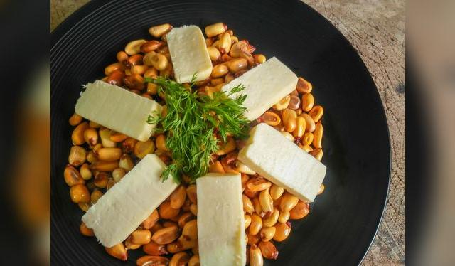 Se acompaña con quesillo y canchita, o también con pan, `orque siempre hay pan en una mesa serrana que se respeta. Se acompaña con quesillo y canchita, o también con pan, `orque siempre hay pan en una mesa serrana que se respeta.