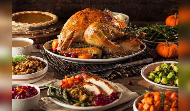 Pavo asado con <em>gravy</em> (salsa) y ensaladas. Pavo asado con <em>gravy</em> (salsa) y ensaladas.