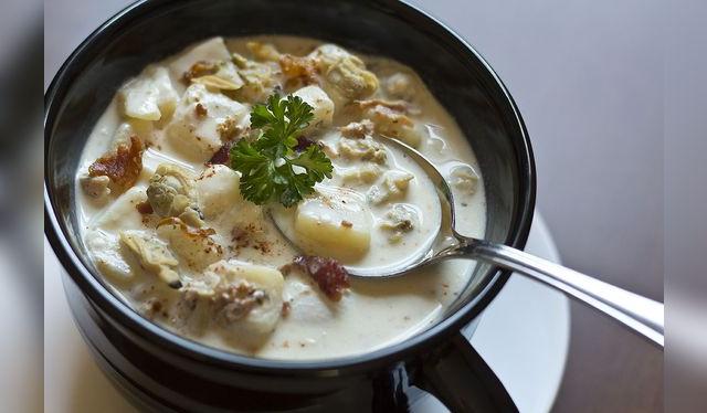 Caldo de almejas con leche y papa... ¿o es un chupe de almejas? Caldo de almejas con leche y papa... ¿o es un chupe de almejas?