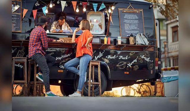 En muchas ciudades, la comida de la calle vienen en forma de camiones de comida o Food Trucks. En muchas ciudades, la comida de la calle vienen en forma de camiones de comida o Food Trucks.