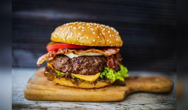 La hamburguesa es claramente la imagen internacional de la cocina americana. La hamburguesa es claramente la imagen internacional de la cocina americana.