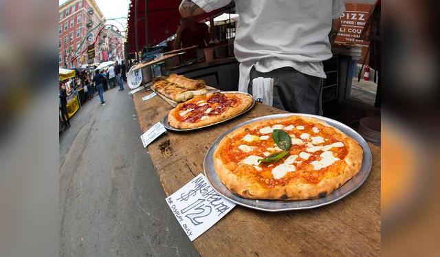 Las pizzas se venden en todo EEUU; están de moda los restaurantes especializados con pizzas hechas con masa madre. Las pizzas se venden en todo EEUU; están de moda los restaurantes especializados con pizzas hechas con masa madre.