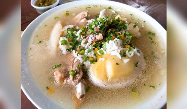 El caldo blanco o pebre de domingo.   