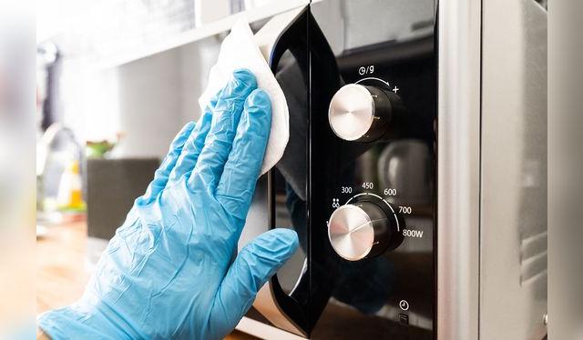 El exterior del microondas solo requiere de un paño con lavavajillas.   