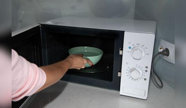 El recipiente con agua y limón o vinagre es súper útil para la limpieza interior del microondas.    