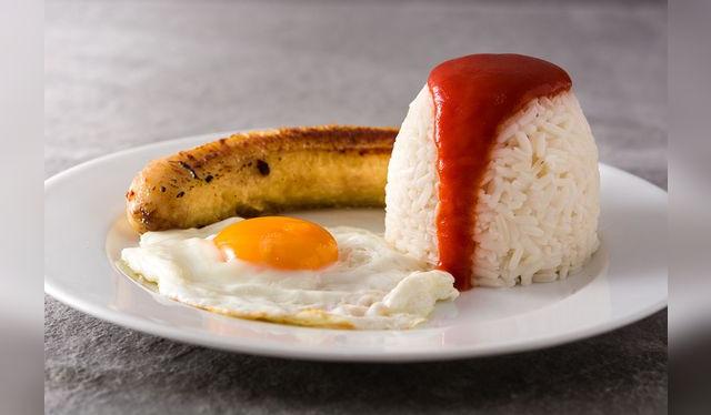 En España, el arroz a la cubana se sirve con salsa de tomate.   
