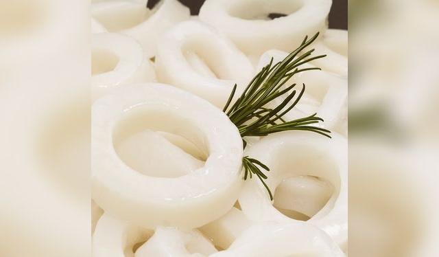 Anillos de pota listos para ser cocinados.   