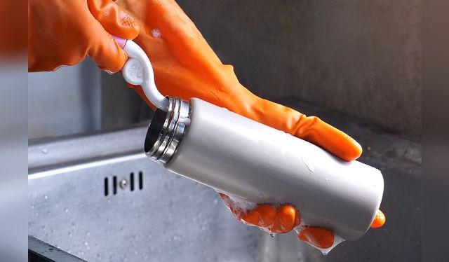 Termina con una limpieza del interior usando una escobilla larga.   