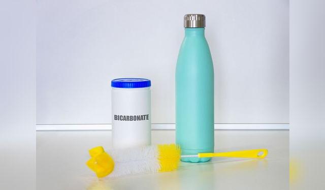 Solo necesitas agua caliente, bicarbonato de sodio y una escobilla de largo alcance.   