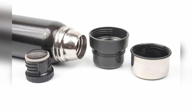 Espera a que esté bien seco y guárdalo sin tapa, para que no desarrolle malos olores.   