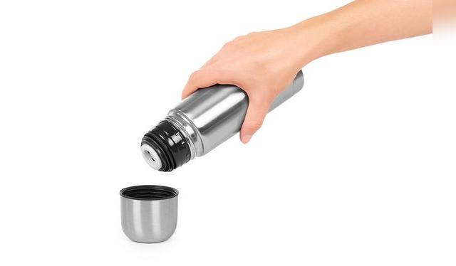 Los líquidos que viertas en el termos pueden desarrollar sarro o manchar sus paredes internas.   