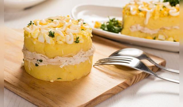 La causa es uno de los platos tradicionales peruanos que tiene como protagonista a la papa amarilla.    