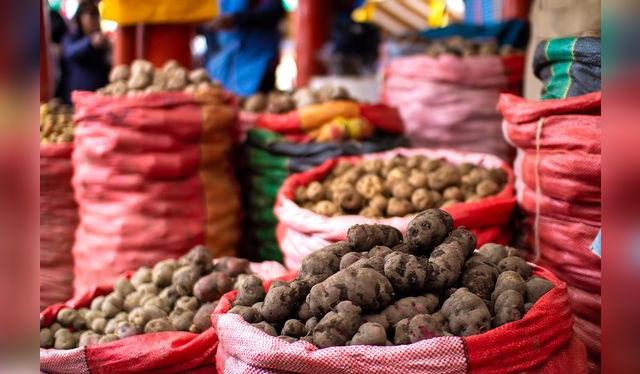 En los mercados peruanos es común encontrar variedades de papas que difícilmente se encuentran en otros países.   