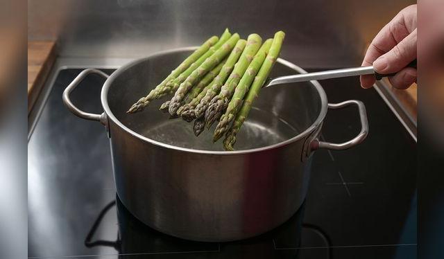Una vez cocidos, deben ir directo a un recipiente con agua fría para cortar la cocción. Una vez cocidos, deben ir directo a un recipiente con agua fría para cortar la cocción.