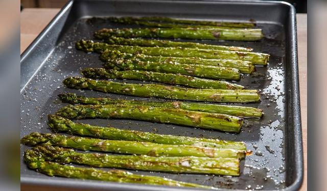 En una bandeja con aceite y sazonados quedan listos para comer. En una bandeja con aceite y sazonados quedan listos para comer.