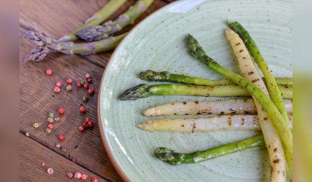 Dos tipos de espárragos: blancos y verdes. Dos tipos de espárragos: blancos y verdes.
