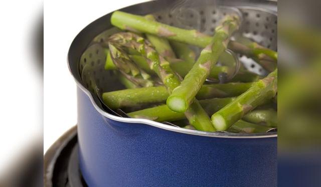 Al vapor, los espárragos mantienen sus propiedades íntegras. Al vapor, los espárragos mantienen sus propiedades íntegras.