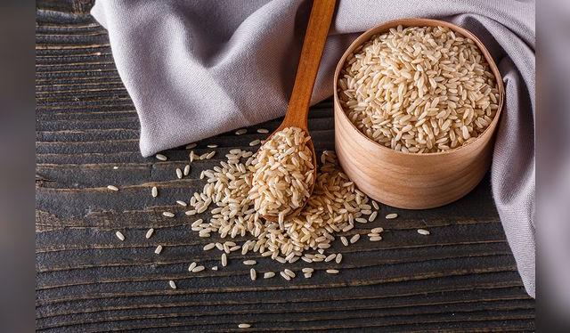 Es arroz integral es tres veces más rico en fibra que el blanco.   