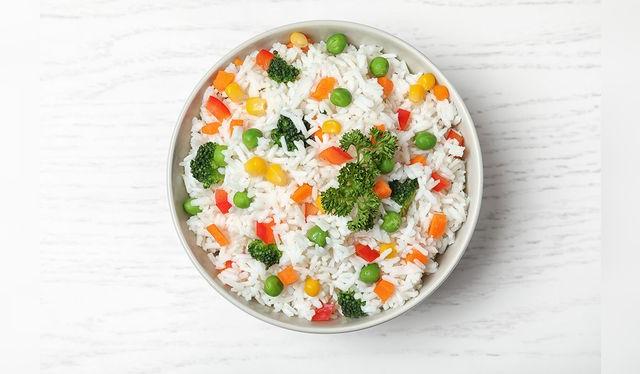 Trata de acompañar tu ración de arroz con vegetales.   