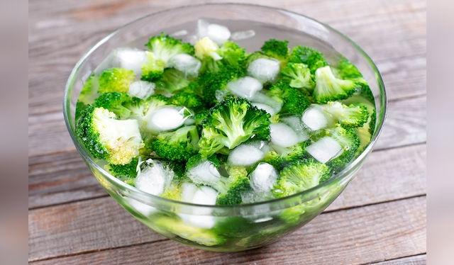 Este baño en agua fría corta la cocción y deja el brócoli de un hermoso verde encendido.   
