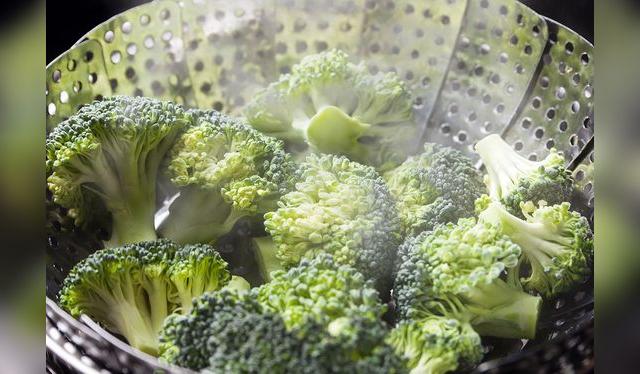 Esta técnica permite que el brócoli quede al dente, crujiente y colorido.   