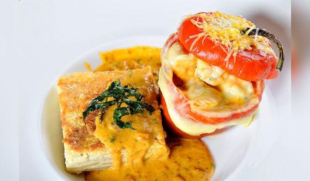 El rocoto relleno es la bandera de la cocina arequipeña.   