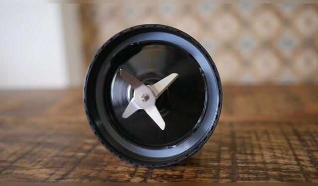 Ten en cuenta que el vaso no es una sola pieza, son tres: tapa, cuchilla y jebe. Ten en cuenta que el vaso no es una sola pieza, son tres: tapa, cuchilla y jebe.