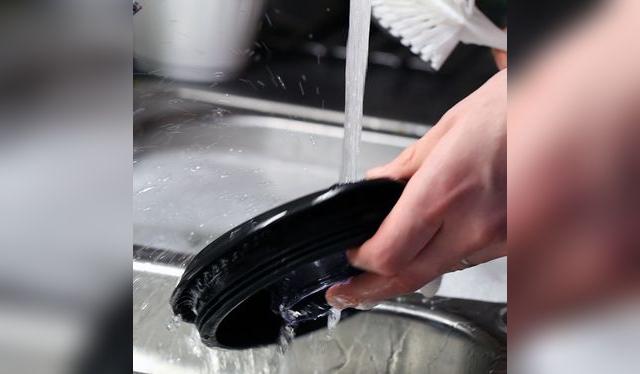 No olvides lavar también la tapa, pues siempre salpica algo de lo licuado. No olvides lavar también la tapa, pues siempre salpica algo de lo licuado.