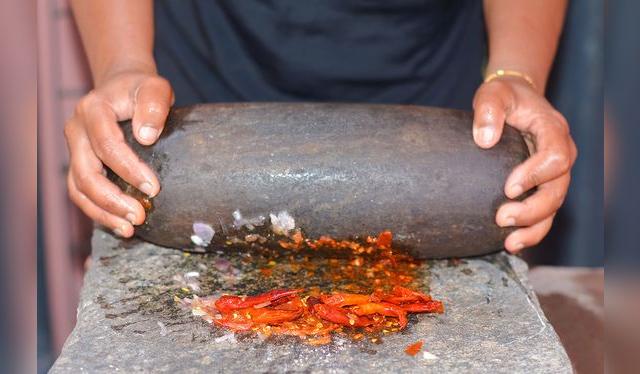 Solo el peso de la piedra y la fuerza de los brazos.   