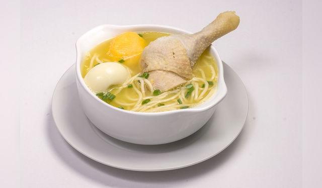 ¿Quién no sucumbe frente a un reponedor caldo de gallina?   