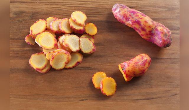 Su cáscara delgada permite que se come sin pelar.   