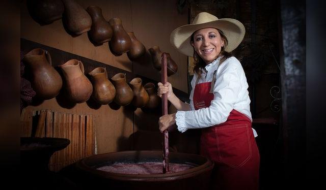 Mónica Huerta es un picantera que mantiene viva la tradición chichera en su restaurante.   