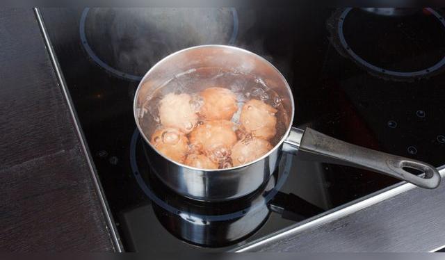 Los huevos se hierven de 7 a 12 minutos. Los huevos se hierven de 7 a 12 minutos.