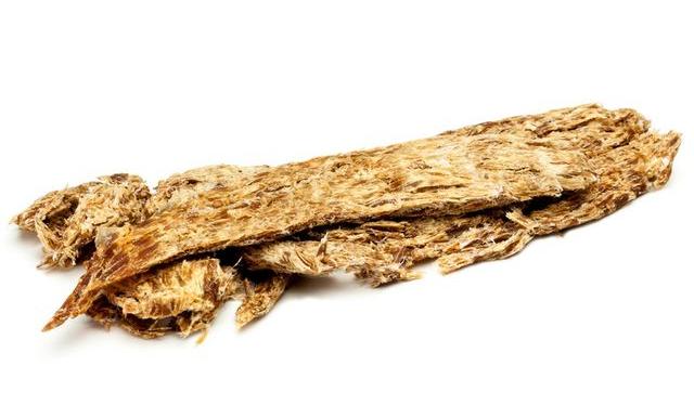 Carne de alpaca secada con sal, conocida como charqui o chalona.   