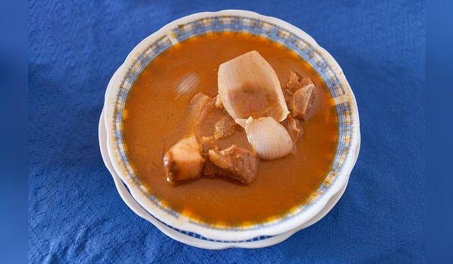 El adobo es un potente caldo con mucho colágeno, como para despejar la bruma de la resaca. El adobo es un potente caldo con mucho colágeno, como para despejar la bruma de la resaca.