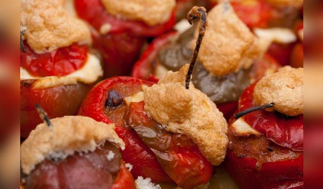 El rocoto relleno se acompaña con pastel de papa y chicha de guiñapo. El rocoto relleno se acompaña con pastel de papa y chicha de guiñapo.