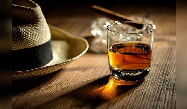 El ron cubano tiene una larga historia en Cuba, al igual que sus cigarros.   
