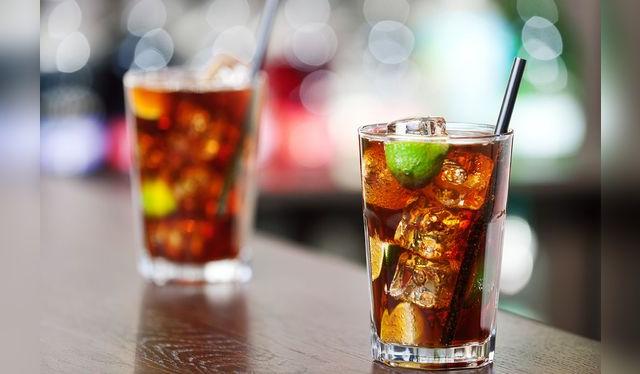 Aunque originalmente se hacía con un ron joven, el ron añejo y el amargo de Angostura aportan complejidad.    