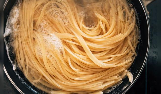 El error típico es no cocinar la pasta en abundante agua.    