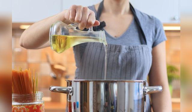 Una práctica muy común: agregar aceite al agua de cocción de la pasta.    