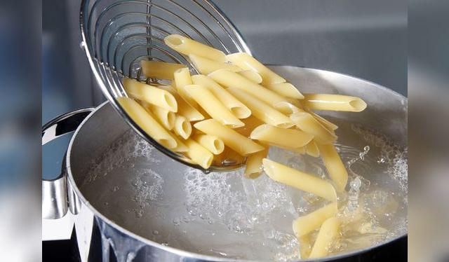 Hay prácticas que se repiten sin justificación, como echar aceite a la pasta.    