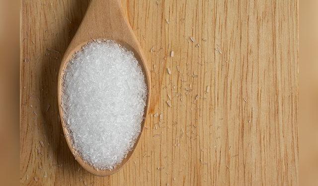 El glutamato monsódico aislado en forma de sazonador se elabora con fermentos de melaza, y muchos otros productos vegetales.   