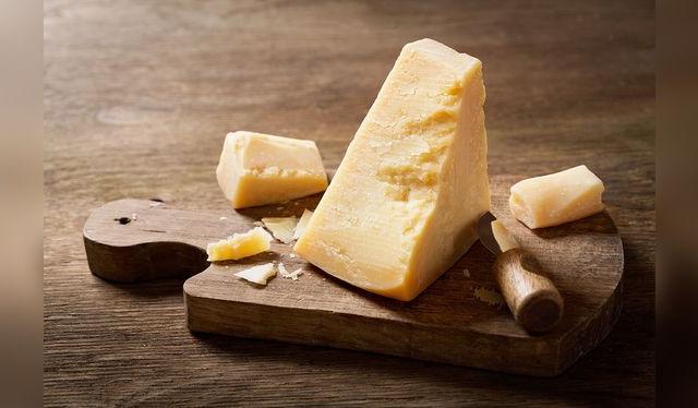 Los quesos curados, especialmente el parmesano, son de los productos que más MSG contienen.   