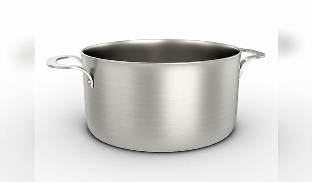 El acero inoxidable conduce mejor el fuego que las ollas de barro. El acero inoxidable conduce mejor el fuego que las ollas de barro.